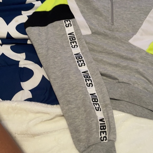 Gray,green,black and white zip up sweater - Picture 2 of 3